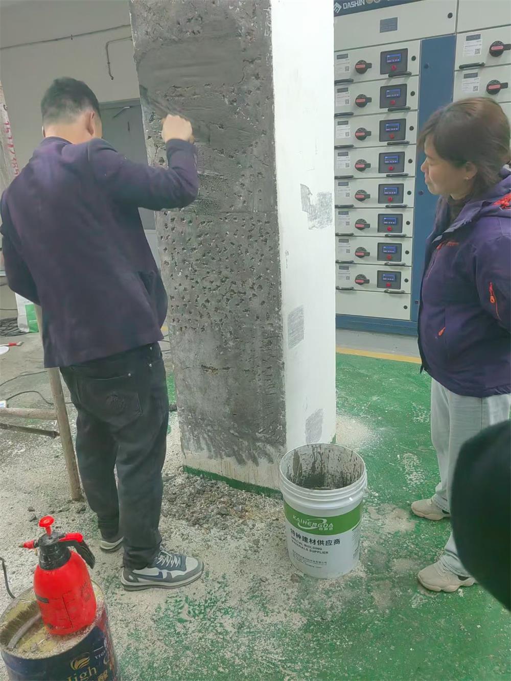 高強聚合物砂漿材料施工現場(chǎng).jpg